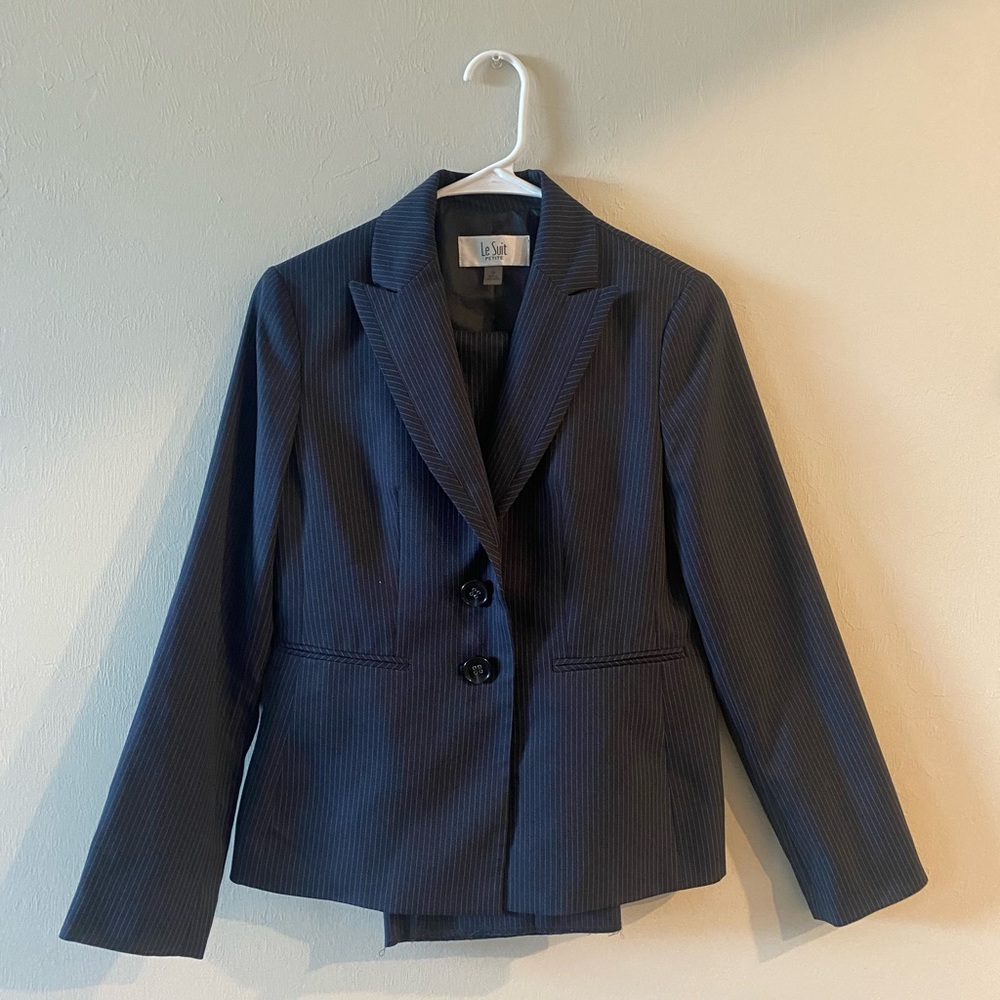 Le Suit Petite navy pinstripe pant suit